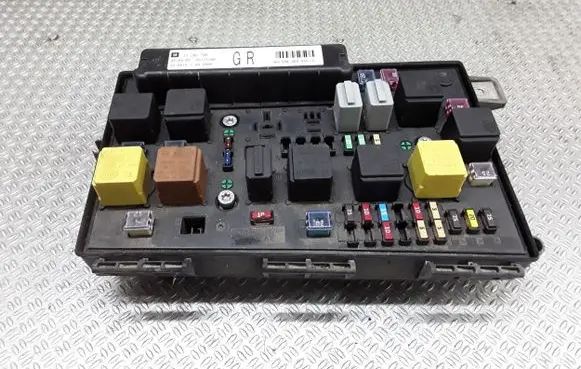 Opel Astra H Fuse module 13206745
