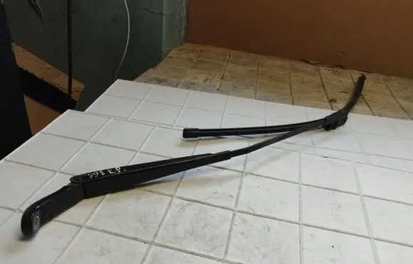 Peugeot 407 Front wiper blade arm
