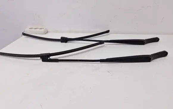 Front wiper blade arm