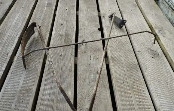 Peugeot 4007 Spare wheel mounting bracket 