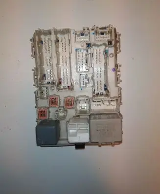 Toyota RAV 4 (XA30) Fuse module 8273042020