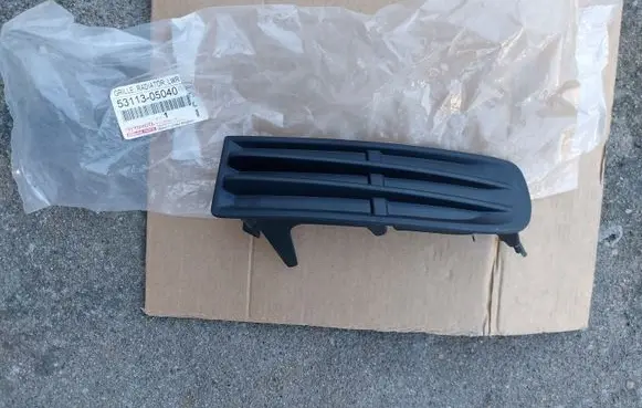 Toyota Avensis T220 Front bumper lower grill 5311305040