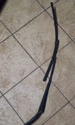 Front wiper blade arm