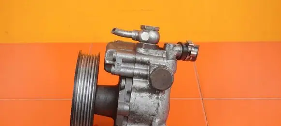 BMW 5 E60 E61 Power steering pump 6780848 N47D20A