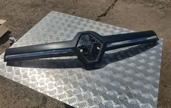 Renault Trafic III (X82) Front bumper upper radiator grill 116705A0
