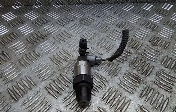 Toyota Avensis T250 Fuel pressure regulator 