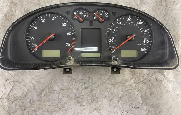 Volkswagen PASSAT B5 Speedometer (instrument cluster) 3b1919930b