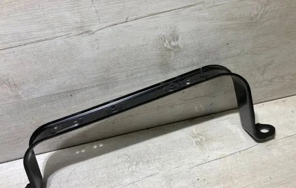 Fuel tank mounting bracket