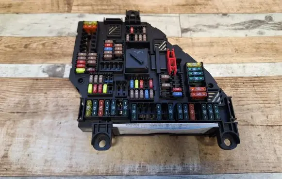 BMW 5 F10 F11 Fuse module 9234423 923442301