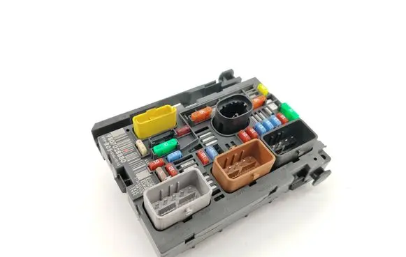 Citroen Berlingo Fuse module 9807028880