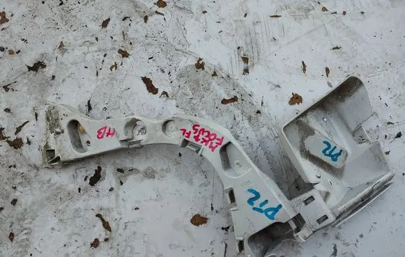 Ford Focus Bumper support mounting bracket corner 
