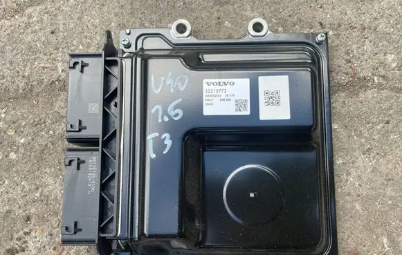 Volvo V40 Engine control unit/module 32213773