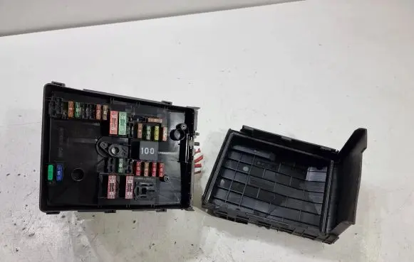 Volkswagen Tiguan Fuse box set 1K0937132G 1K0937132F