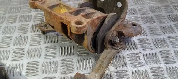 KIA Carens I Engine mount bracket