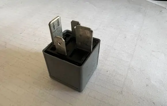 Volkswagen PASSAT B5 Other relay 8D0951253 370