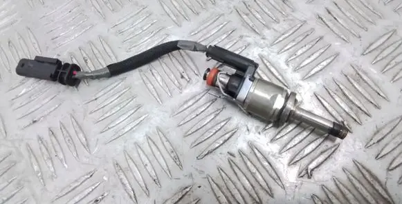 Volvo XC90 Fuel injector 31336653