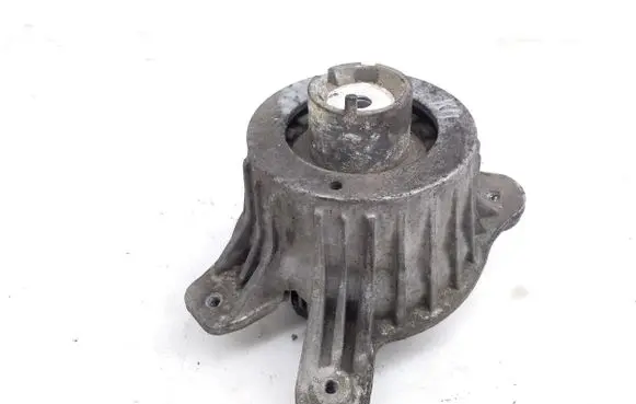 Engine mount bracket