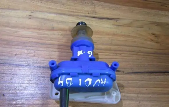Audi 80 90 S2 B4 Central locking vacuum pump 8933862153d