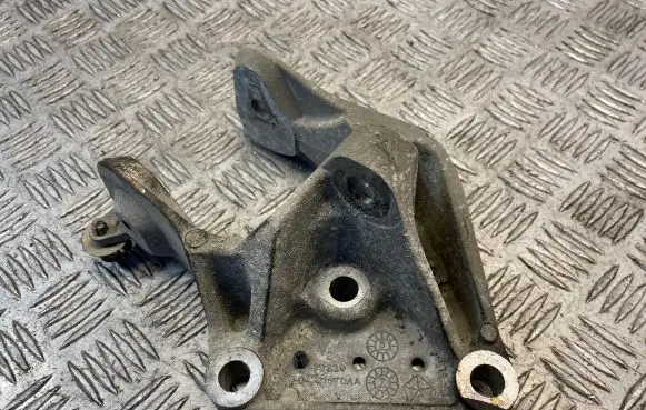 Engine mounting bracket