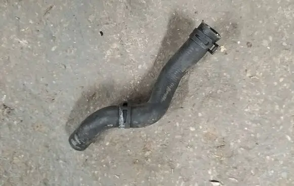 Engine coolant pipe/hose