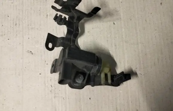 Volkswagen Touran I Valve vacuum 