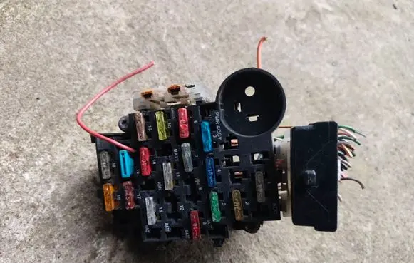 Jeep Cherokee XJ Fuse module SF8956001077