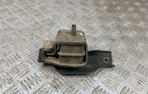 Subaru Impreza I Engine mount bracket