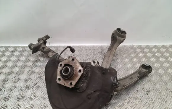 Audi Q7 4M Front wheel hub spindle knuckle