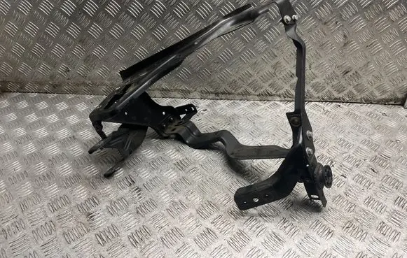 Mercedes-Benz C W204 Headlight/headlamp mounting bracket 204620589