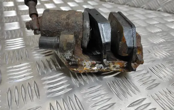 Volkswagen Golf IV Front brake caliper