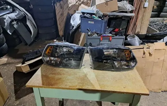 Dodge RAM 1500 DS Headlights/headlamps set 68270497AE 68270496AE