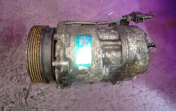 Volkswagen Golf IV Air conditioning (A/C) compressor (pump) 1J0820803A