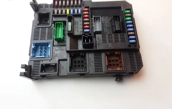 Peugeot 208 I Fuse module 9807531680