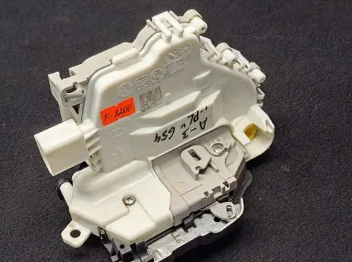 Audi A3 S3 8V Front door lock 8X1837015C