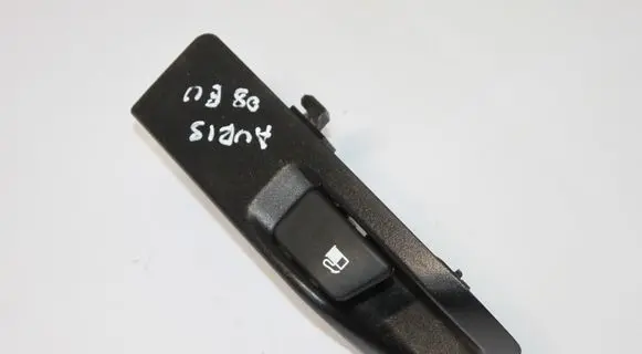 Toyota Auris 150 Fuel tank opening switch 
