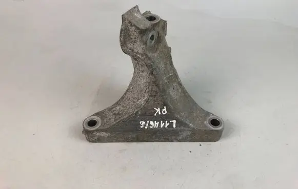 Subaru Legacy Engine mounting bracket