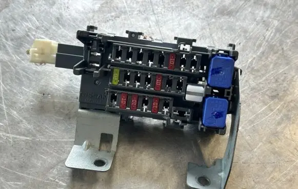 Nissan Juke I F15 Fuse module