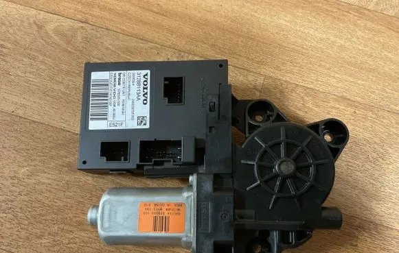 Volvo V50 Front door window regulator motor 31288113AA 5WK48980J