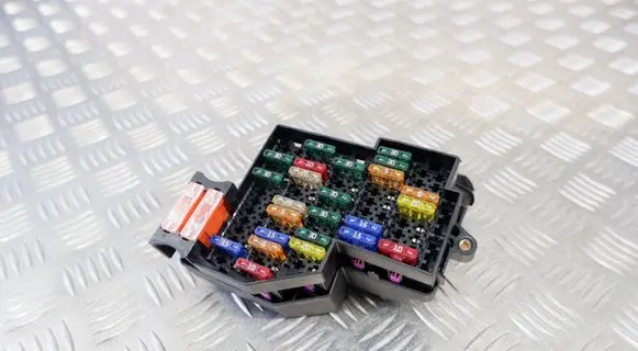 Volkswagen Touareg II Fuse module 7P0941828