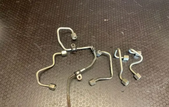 Volkswagen PASSAT B6 Fuel injector supply line/pipe 