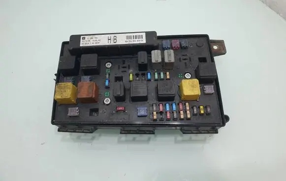Opel Zafira B Fuse module 13206754