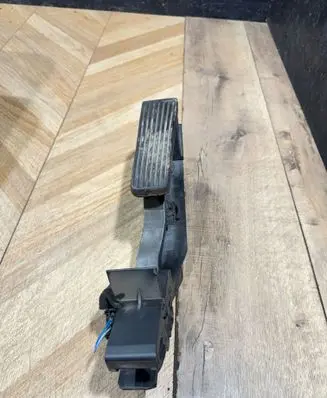 Mercedes-Benz E W211 Accelerator throttle pedal 2113000604