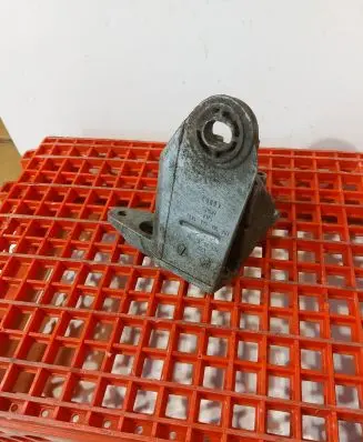 Volkswagen PASSAT B5.5 Gearbox mounting bracket 8D0399114AH
