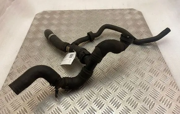 Land Rover Discovery 5 Engine coolant pipe/hose FPLA8260CB FPLA8584CA