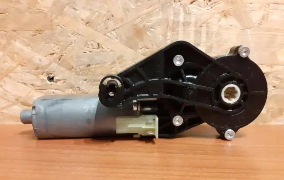 Mercedes-Benz C W203 Seat adjustment motor 0390203209 82059111