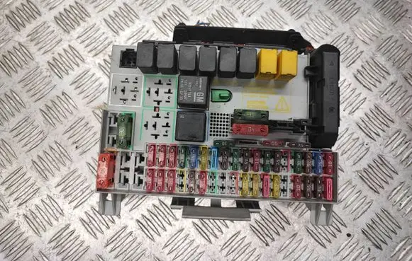 Opel Zafira A Fuse box set 90589979