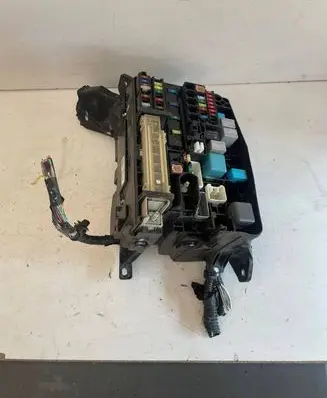 Toyota Avensis T270 Fuse box set 82111-05J71