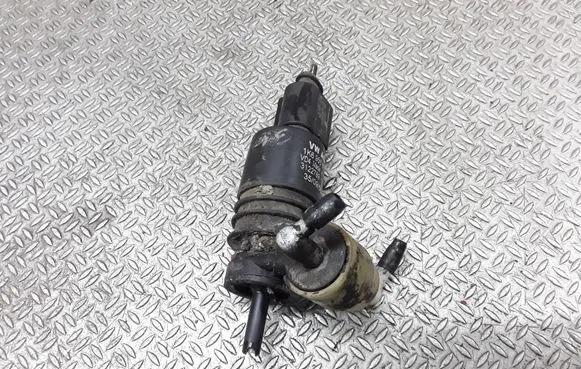Volkswagen PASSAT B5.5 Windscreen/windshield washer pump 1K6955651