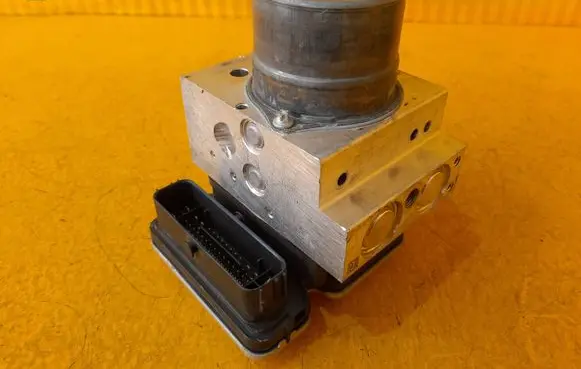 Mercedes-Benz S W223 ABS Pump A0009000636