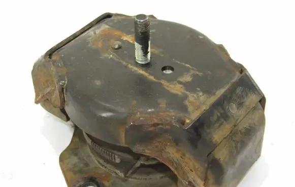 Mitsubishi Pajero Engine mount bracket